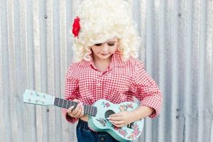 Easy Dolly Parton Costume DIY: Sparkle Like Dolly! The DIY Hub: Creative Crafts, Repairs & Life Hacks Easy Dolly Parton Costume DIY: Sparkle Like Dolly! | The DIY Hub: Creative Crafts, Repairs & Life Hacks